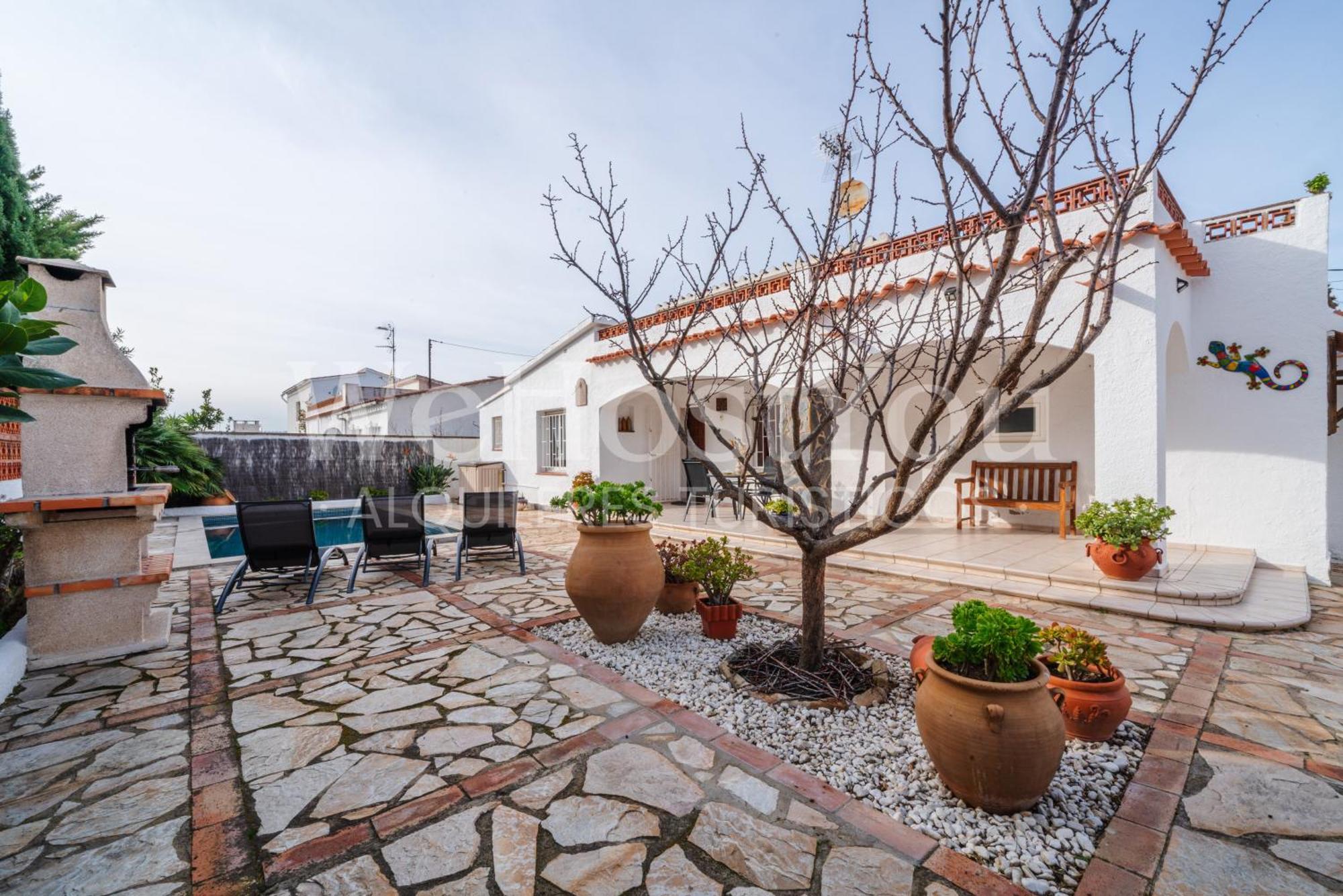 Wehostyou - Belle Maison Roses, Mas Bosca 12 Rosas